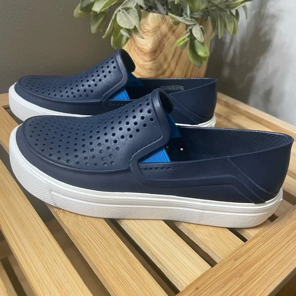 Navy little kids size c12 CROCS - Picture 2 of 8